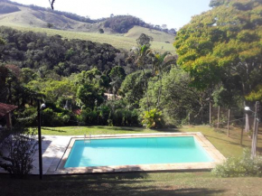 Sitio com vista, cachoeira, lareira e piscina.